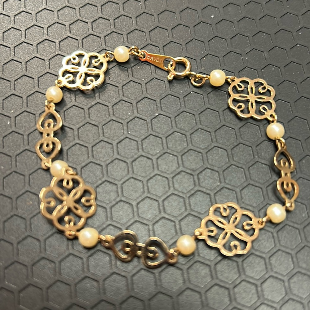 Avon size 6 1/2 pearl gold toned bracelet